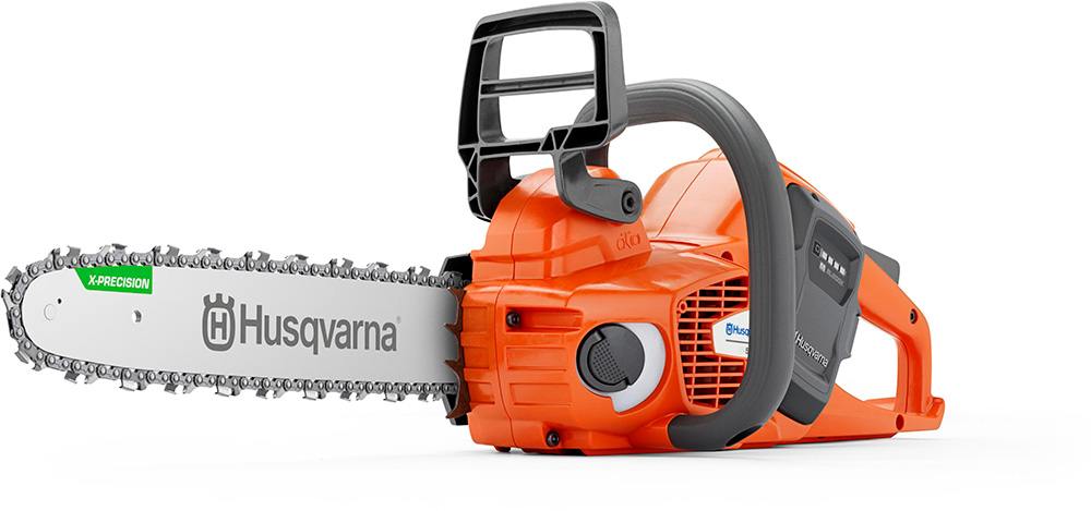 Eine orange Husqvarna-Kettensäge mit grauem Griff auf weißem Hintergrund.